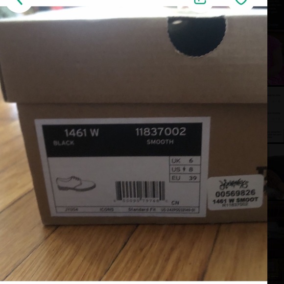 Doc Martens unisex    Womens 8  In almost new condition - Picture 2 of 3